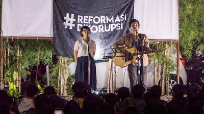 Rara Sekarn dan Sisir Tanag dalam konser musik “Mendesak Tapi Santuy”./Dok. Amnesty International