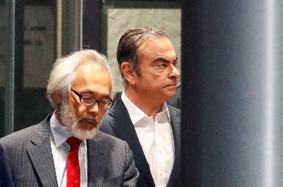 Mantan bos Nissan, Carlos Ghosn (kanan) di Rumah Penahanan, Tokyo, Jepang, 25 April lalu. REUTERS/Issei Kato