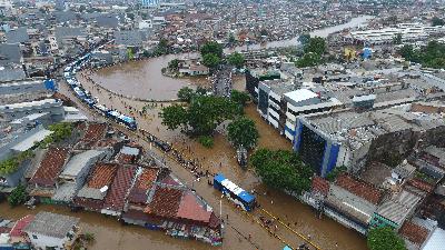 Gambar udara banjir yang menggenangi kawasan Kampung Pulo, Jatinegara, Jakarta, 1 Januari 2020. TEMPO/Subekti.