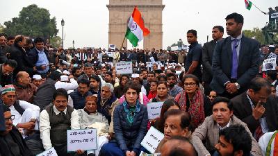 Priyanka Gandhi Vadra (tengah) hadir dalam unjuk rasa di New Delhi, India, 16 Desember 2019. REUTERS/Stringer