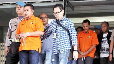 Dua tersangka penyiraman penyidik senior KPK, Novel Baswedan digelandang menuju mobil tahanan di Polda Metro Jaya, Jakarta, 28 Desember 2019./TEMPO/Hilman Fathurrahman W