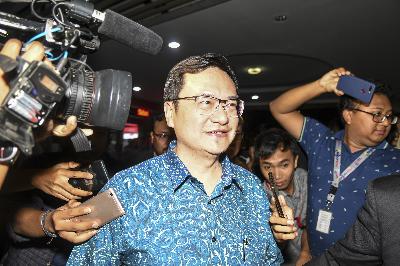 Komisaris PT Hanson International Tbk (MYRX) Benny Tjokrosaputro berjalan meninggalkan gedung bundar Kejaksaan Agung usai diperiksa sebagai saksi di Jakarta, 6 Januari lalu. ANTARA/Nova Wahyudi