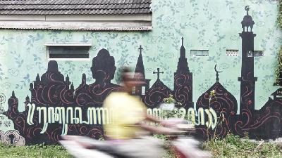 Mural bertema keberagaman agama di Maguwoharjo, Sleman, Yogyakarta, Desember 2019. ANTARA/Hendra Nurdiyansyah