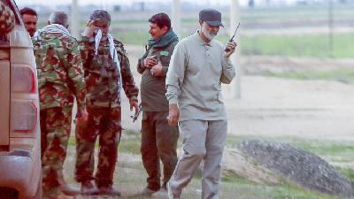 Jenderal Qasem Soleimani (bertopi) saat berada di garis depan dalam operasi penghancuran ISIS di Tal Ksaiba, Iran, Maret 2015./ Reuters/Stringer
