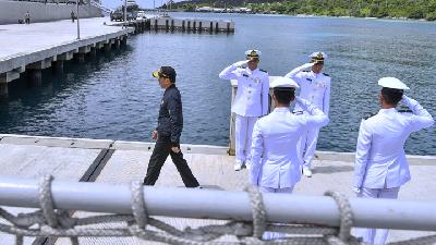 Presiden Joko Widodo mengunjungi pangkalan militer di Natuna, Laut Cina Selatan, Indonesia, 8 Januari 2020.  Reuters/Handout
