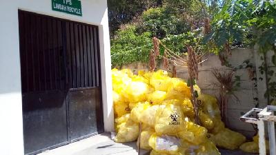 Tumpukan limbah medis di belakang gudang RSUD Bangil, Pasuruan, Jawa Timur./Tempo