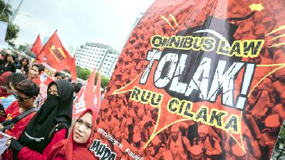 Massa buruh saat menggelar aksi menolak “Omnibus Law Cilaka” di depan gedung Dewan Perwakilan Rakyat, Jakarta, Desember 2019. TEMPO/M Taufan Rengganis