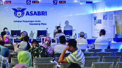 Customer service at Asabri in Jakarta./ Tempo/Tony Hartawan