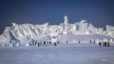 Wisatawan mengujungi salah satu patung es raksasa di kawasan Sun Island Snow Sculpture saat perhelatan The 36th Harbin International Ice and Snow Festival 2020 di Kota Harbin, Provinsi Heilongjiang, Cina, Minggu 5 Januari 2020. 