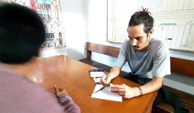 Philip Jacobson saat menjalani pemeriksaan di Kantor Imigrasi Palangkaraya./Yusy/Mongabay Indonesia
