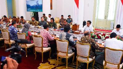 Presiden Joko Widodo (kedua kanan) memimpin rapat kabinet terbatas membahas perkembangan penyusunan Omnibus Law Cipta Lapangan Kerja, di Istana Bogor, 27 Desember 2019.