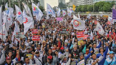 Workers protesting against the omnibus bill in front of the Houseof Representatives building in Jakarta, January 20./ TEMPO//intern/Ahmad Tri Hawaari