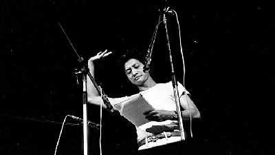 W.S. Rendra membaca puisi dalam sebuah acara di Jakarta, 1977./Dok. TEMPO/Eddy Herwanto