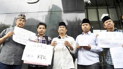 Pegiat antikorupsi menggelar aksi menuntut penuntasan kasus dugaan suap ter­kait pergantian antarwaktu anggota DPR di gedung KPK, Jakarta, 15 Januari 2020. ANTARA/Hafidz Mubarak A.