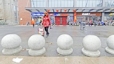 Suasana pusat belanja di Kota Wuhan yang sepi pengunjung akibat penyebaran virus corona, 25 Januari 2020. Jovis and Marissa/via REUTERS
