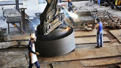 A worker cuts a hot rolled coil at a Krakatau Steel factory in Cilegon, Banten, February, 2019./ Antara/Asep Fathulrahman