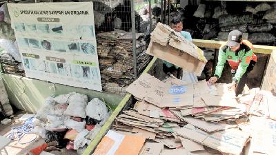 Petugas memilah sampah di Bank Sampah Induk Gesit, Jakarta, 16 Januari lalu./ foto-foto: TEMPO/Hilman Fathurrahman W