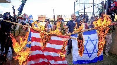 Aksi unjuk rasa terhadap “proposal perdamaian Trump” di kamp pengungsi Palestina, Ain al-Hilweh, dekat Sidon, Libanon, 29 Januari 2020./ REUTERS/Ali Hashisho