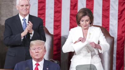 Nancy Pelosi (kanan) merobek teks pidato Presiden Donald Trump dalam sidang Senat di gedung Capitol, Washington, DC, 4 Februari 2020./REUTERS/Jonathan Ernst