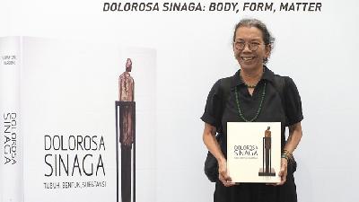Perupa Dolorosa Sinaga saat peluncuran bukunya yang berjudul Tubuh, Bentuk, Subsatansi, di Galeri Nasional, Jakarta. TEMPO/Nurdiansah