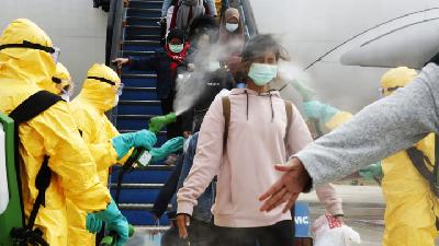 Petugas medis menyemprotkan cairan disinfektan pada Warga Negara Indonesia dari Wuhan, Cina setibanya di Bandara Hang Nadim, Batam, Kepulauan Riau, 2 Februari 2020. ANTARA/Kementerian Luar Negeri RI