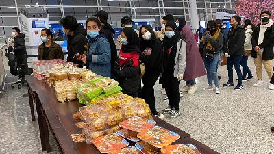Warga negara Indonesia yang akan dievakuasi tiba di Bandara Internasional Tianhe, Wuhan, Hubei, China, 1 Februari 2020. ANTARA FOTO/KBRI Beijing
