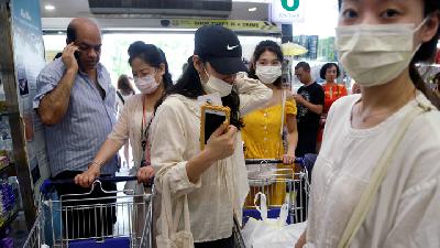 Warga Singapura antri membeli masker  di sebuah toko farmasi di Singapura, 28 Januari 2020. REUTERS/Feline Lim