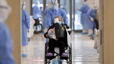 Pasien virus corona di rumah sakit kota Wuhan, Hubei, Cina, 10 Februari 2020./ China Daily via REUTERS