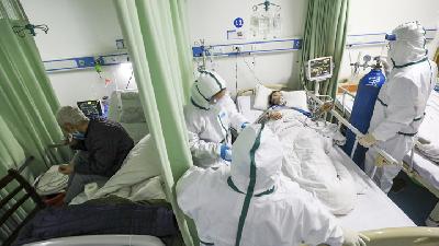 Perawatan pasien corona di kota Wuhan, Cina, 6 Februari 2020./ China Daily via REUTERS