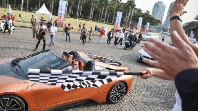 Gubernur DKI Jakarta menumpang mobil listrik di sela-sela konferensi pers tentang penyelenggaraan Formula E di kawasan Monumen Nasional, Jakarta, September 2019. Facebook Anies Baswedan