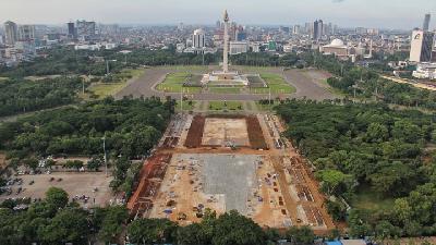 Kondisi taman selatan saat revitalisasi di Monumen Nasional (Monas), Jakarta, Rabu, 29 Januari 2020. TEMPO/Ahmad Tri Hawaari