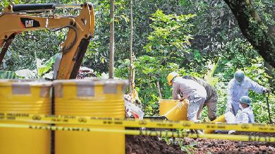 Petugas memindahkan  tanah yang terkontaminasi  limbah radioaktif di Perumahan Batan Indah, Serpong, Tangerang Selatan, Banten, Selasa, 18 Februari 2020. TEMPO/M Taufan Rengganis