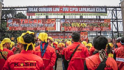 Massa Konfederasi Serikat Pekerja Indonesia berunjuk rasa menolak pengesahan Rancangan Undang-Undang Cipta Kerja di depan gedung DPR, Jakarta, 20 Januari 2020/TEMPO/M Taufan Rengganis