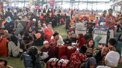 Calon jamaah umrah menunggu kepastian untuk berangkat ke Tanah Suci Mekah di Terminal 3 Bandara Soekarno Hatta, Tangerang, Banten, Kamis (27/2/2020)./ ANTARA FOTO/Muhammad Iqbal