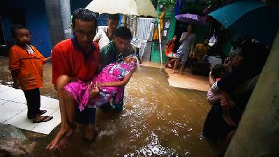 Evakuasi warga saat bencana banjir kembali menerjang permukiman di Kampung Baru I, Halim Perdanakusuma, Jakarta Timur, 25 Februari lalu./ TEMPO/Imam Sukamto