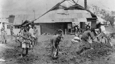 Pemakaman massal korban pembantaian Mergosono di Malang, Juli 1947./National Archives, CC0