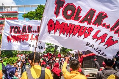 Aksi menolak RUU Omnibus Law di depan Gedung DPRD Jateng di Semarang, Jawa Tengah, kemarin. ANTARA/Aji Styawan