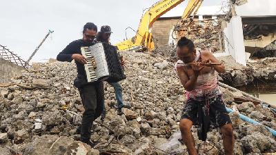 Aksi teatrikal dan musik di reruntuhan pembongkaran Gedung Graha Bhakti Budaya Taman Ismail Marzuki, 14 Februari 2020. TEMPO/Nurdiansah