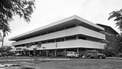 Gedung Teater Besar Taman Ismail Marzuki , tampak dari luar, 1974. 
— Dok.TEMPO/Ed Zoelverdi
