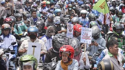 Ribuan buruh yang tergabung menutup akses jalan menuju Kawasan Industri Modern Cikande saat berunjuk rasa menolak RUU Omnibus di Serang, Banten, 3 Maret 2020. ANTARA/Weli Ayu Rejeki