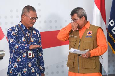 Juru bicara pemerintah untuk penanganan COVID-19 Achmad Yurianto (kiri) dan  Kapusdatinkom BNPB Agus Wibowo memberikan keterangan terkait penanganan virus corona di Graha BNPB, Jakarta, kemarin. ANTARA/Akbar Nugroho Gumay