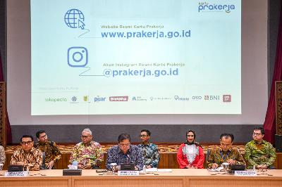 Kepala Staf Kepresidenan Moeldoko (kiri), Menko Perekonomian Airlangga Hartarto,  dan Sesmenko Susiwijono memberikan keterangan terkait peluncuran situs resmi Kartu Prakerja di Jakarta, kemarin. ANTARA/Nova Wahyudi
