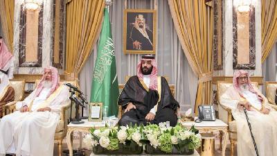 Putra Mahkota Arab Saudi Pangeran Muhammad bin Salman dalam sebuah acara sumpah setia kepada Kerajaan Saudi, di Mekkah, Arab Saudi, November 2017./ Handout via Reuters