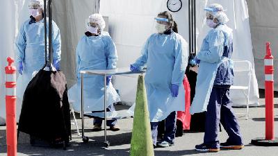 Perawat menunggu pasien untuk mendeteksi sebaran virus corona, di Seatlle, Washington, Amerika Serikat, 18 Maret 2020. REUTERS/David Ryder 