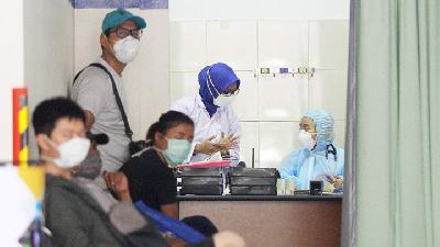 Warga mengantre untuk melakukan tes corona atau Covid-19 di Poli Khusus Corona Rumah Sakit Universitas Airlangga, Surabaya, Jawa Timur, 16 Maret 2020. ANTARA/Moch Asim