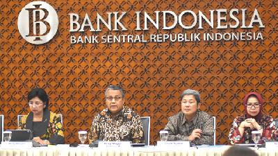 Bank Indonesia Governor Perry Warjiyo (second from left) at the press conference on government’s policies to maintain monetary and financial stability in the wake of corona pandemic, at the Bank Indonesia building, Jakarta, March 2./ ANTARA/Indrianto Eko Suwarso