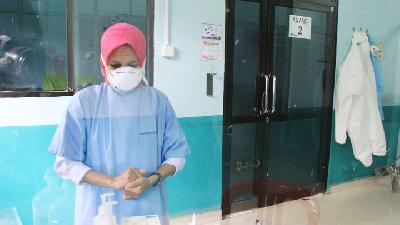 A medical staff cleans her hands after examining a corona-suspect patient in the isolation ward at the Dumai General Hospital, Riau, March 5. TEMPO/Shinta Maharani