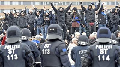 Demonstrasi kelompok Neo Nazi menentang pendatang muslim di Hannover, Jerman, November 2014./ REUTERS/FABIAN BIMMER/FILE