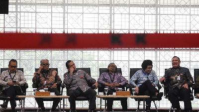Ketua Komisi Pemberantasan Korupsi (KPK) Firli Bahuri (kanan) berbincang dengan anggota Dewan Pengawas KPK Albertina Ho (kedua dari kanan)  pada acara penandatanganan kontrak kerja Pejabat Eselon I dan II di Gedung Merah Putih KPK, Jakarta,  5 Maret 2020./ANTARA/Indrianto Eko Suwarso