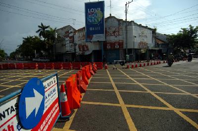 Penutupan sejumlah ruas jalan di kota Tegal, terkait penyebaran virus Corona di Tegal, Jawa Tengah, 27 Maret 2020. ANTARA/Oky Lukmansyah